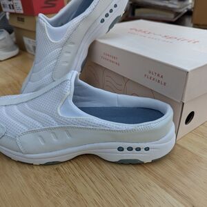 Easy Spirit Women's Cream Slip-On Mules